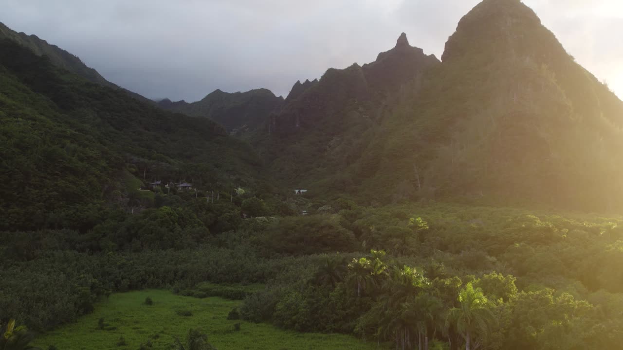 dramáticas imágenes aéreas del famoso parque haena y el sendero kalalau por la costa de napali durante la puesta de sol