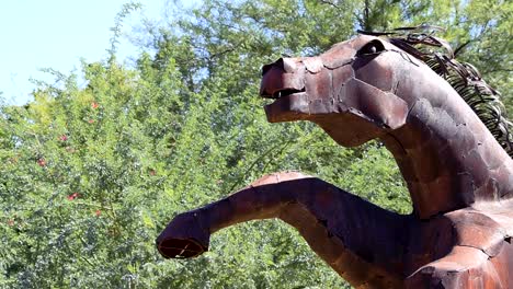 escultura de caballo de metal cerca de la cabeza?