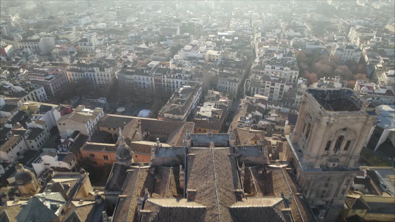 Vista aerea frontale sulla cattedrale e la sua vasta città