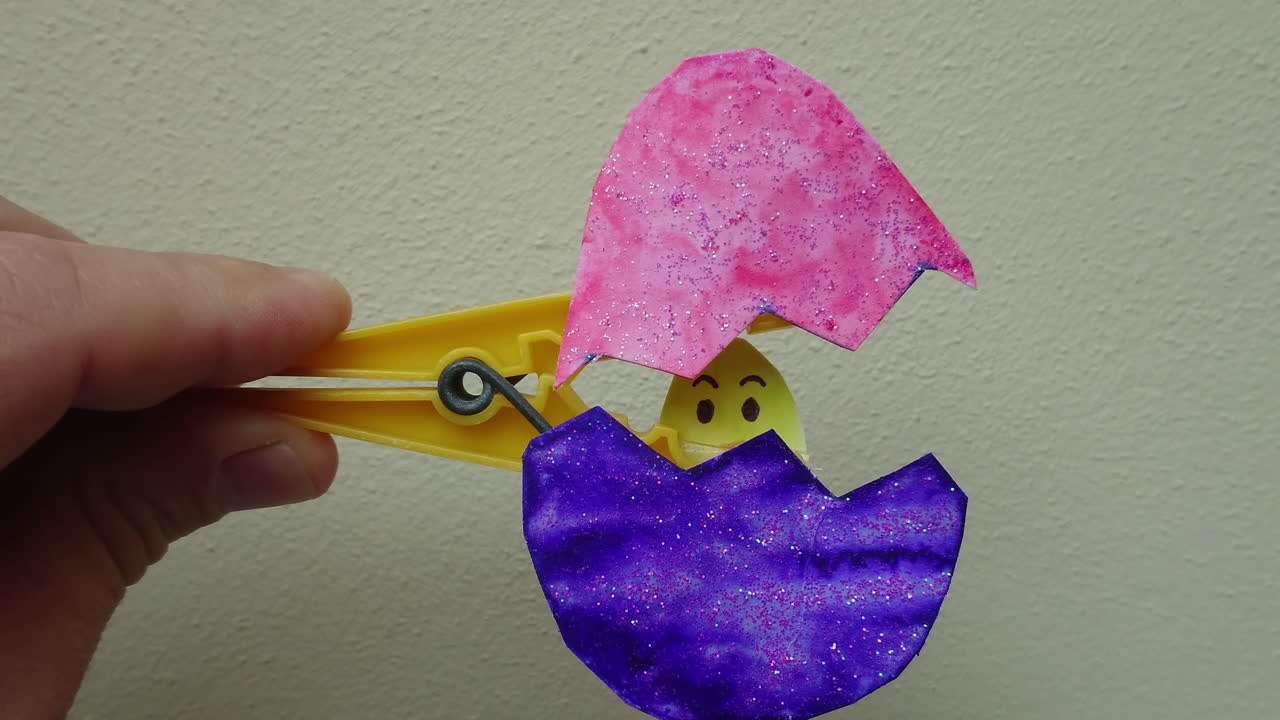 Lavoretto con mollette a forma di Uovo di Pasqua per bambini, con sorpresa all'interno quando si apre