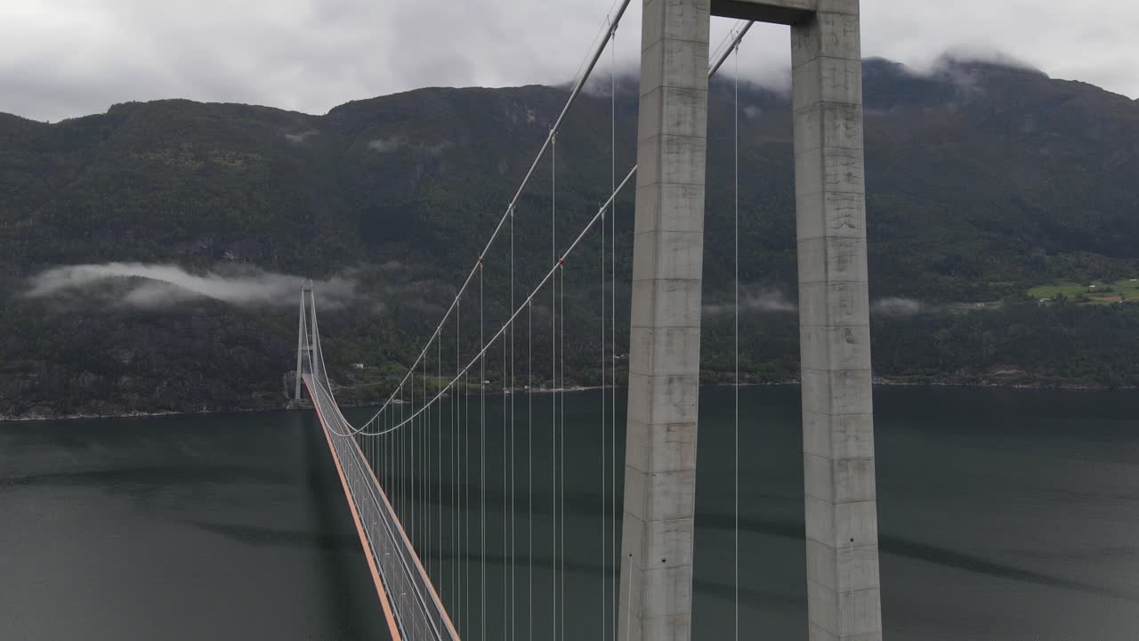 imágenes de aviones no tripulados de aterrizaje del puente hardanger, uno de los puentes colgantes más largos del mundo