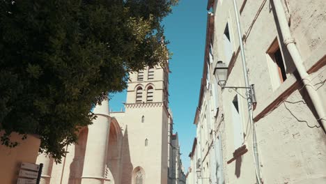 Gehen-Sie-Näher-An-Die-Kathedrale-Im-Stadtzentrum-Von-Montpellier,-Frankreich-Heran