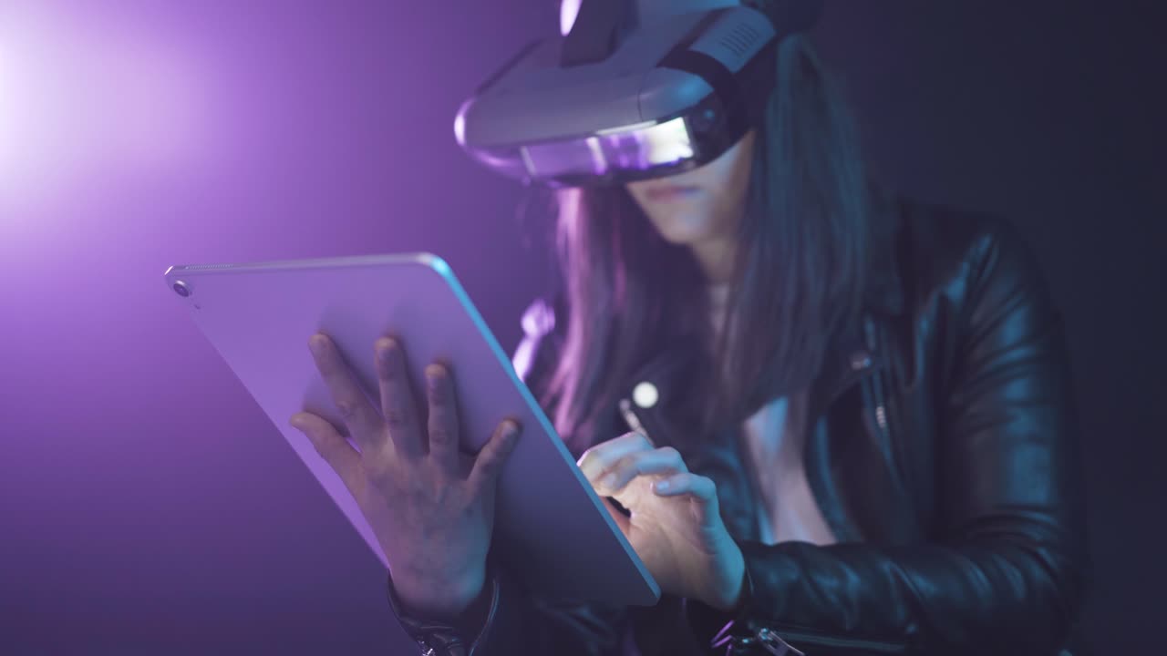 mujer irreconocible con gafas vr navegando en una tableta