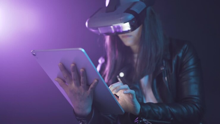 Mujer irreconocible con gafas de realidad virtual navegando en una tablet