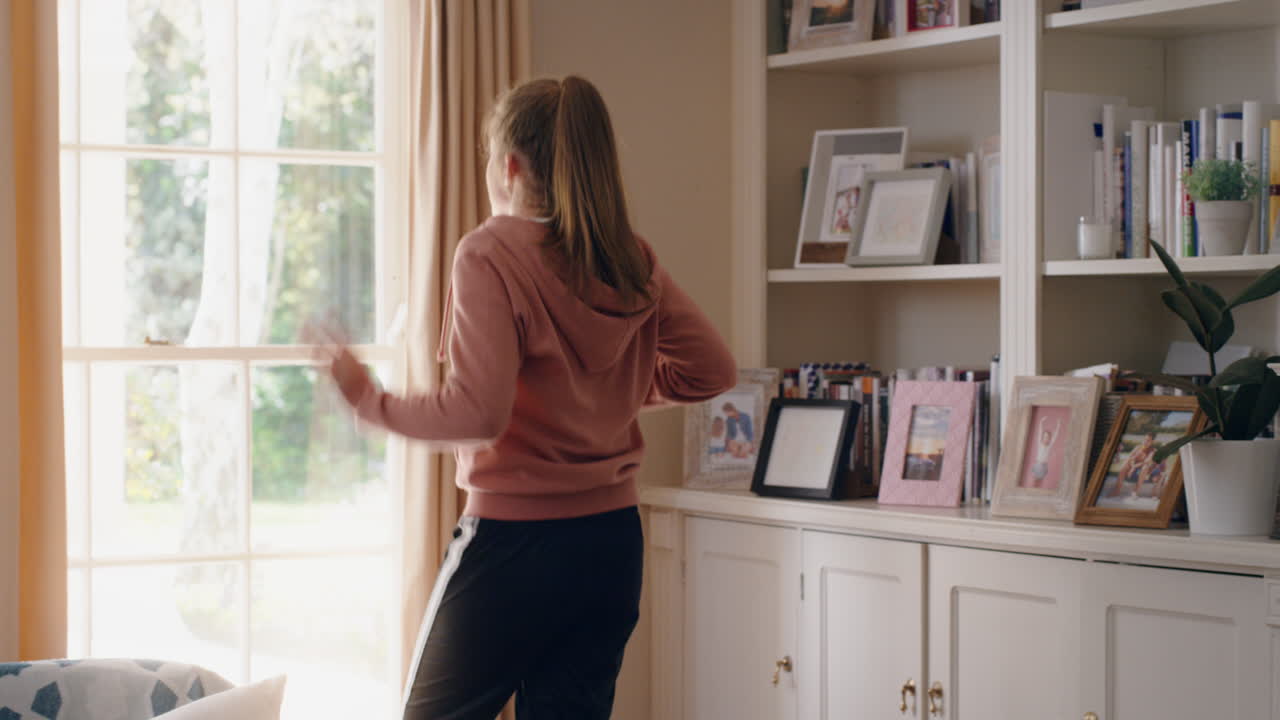 행복한 십대 소녀가 집에서 춤을 추고 재미있게 멋진 춤 움직임으로 축하하고 주말에 자유를 즐기고 4k