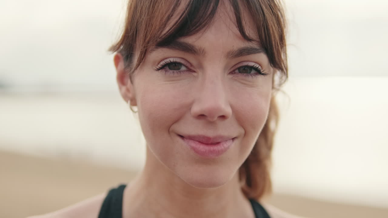 Primo piano di una giovane donna felice che sorride