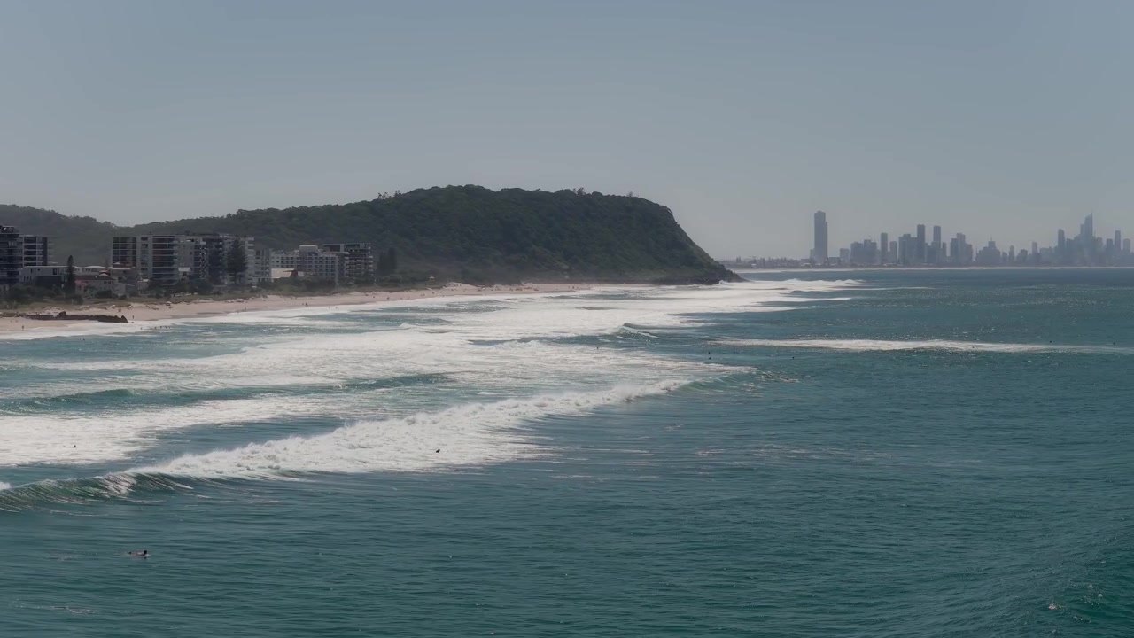 Onde dell'oceano a Palm Beach nella Gold Coast, QLD, Australia - Ripresa con drone