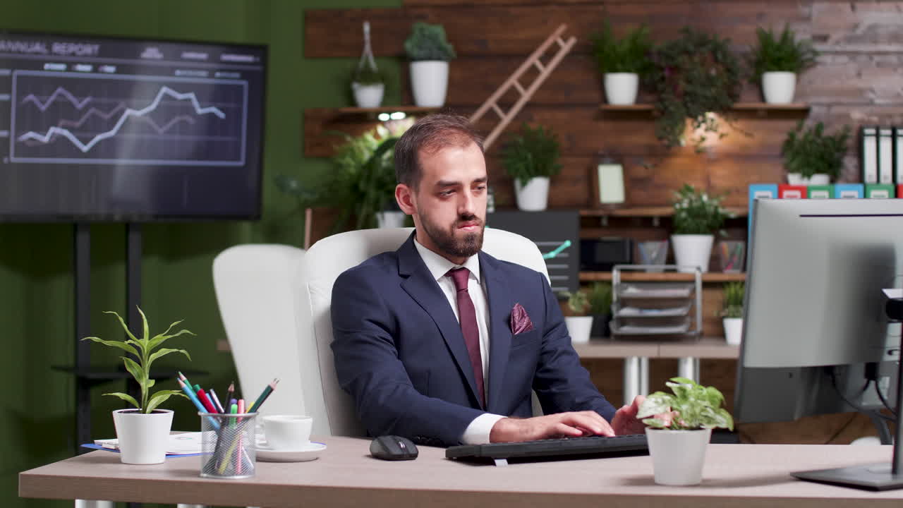 Ofiste Masasında Çalışan Takım Elbiseli Adam