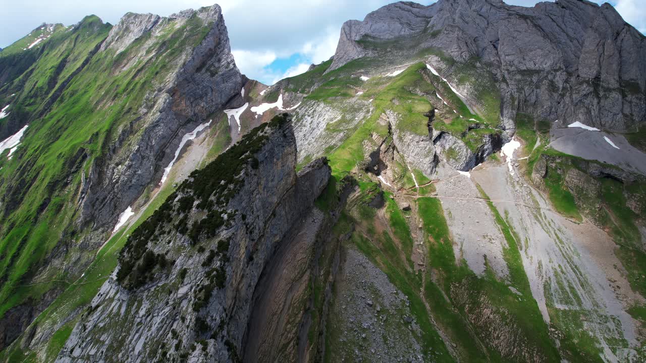 fotografía aérea de drones de 4k de formaciones rocosas inclinadas y dentadas en la cresta de shäfler en la región de appenzell de suiza