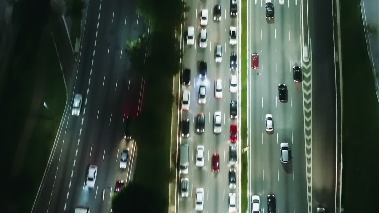 взгляд с воздуха на самую большую авеню сан-паулу, viinte e tres de maio, с большим количеством пассажиров в ночное время, сан-пауло, бразилия