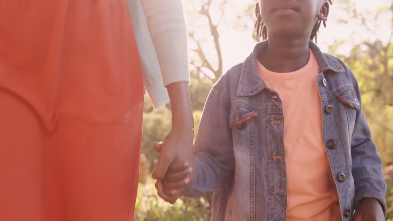 cerca de la madre y la hija se sostienen de la mano
