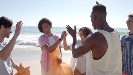 Diversos-Amigos-Disfrutan-De-Un-Día-Soleado-En-La-Playa,-Con-Espacio-Para-Copiar