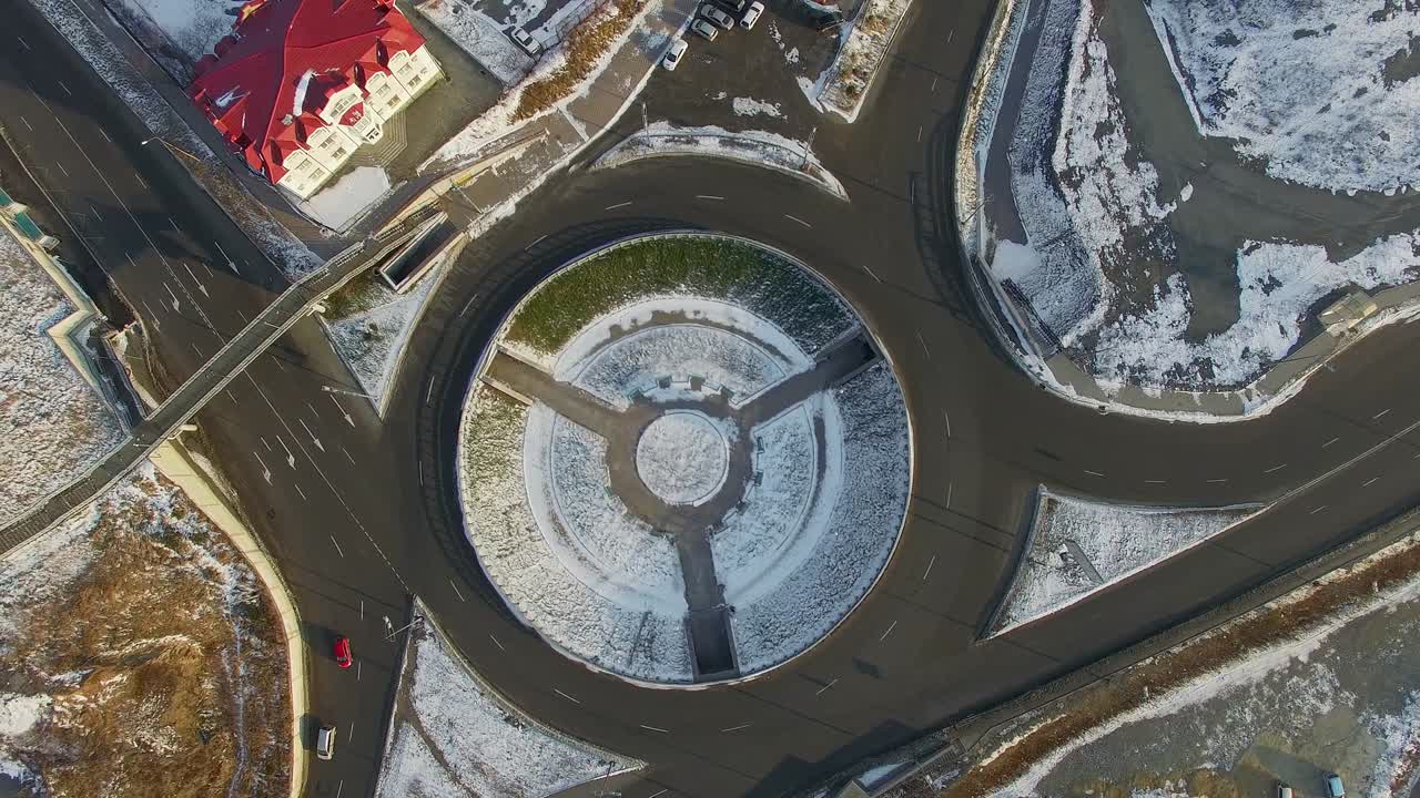 вид с дрона вертикально вниз к круговороту