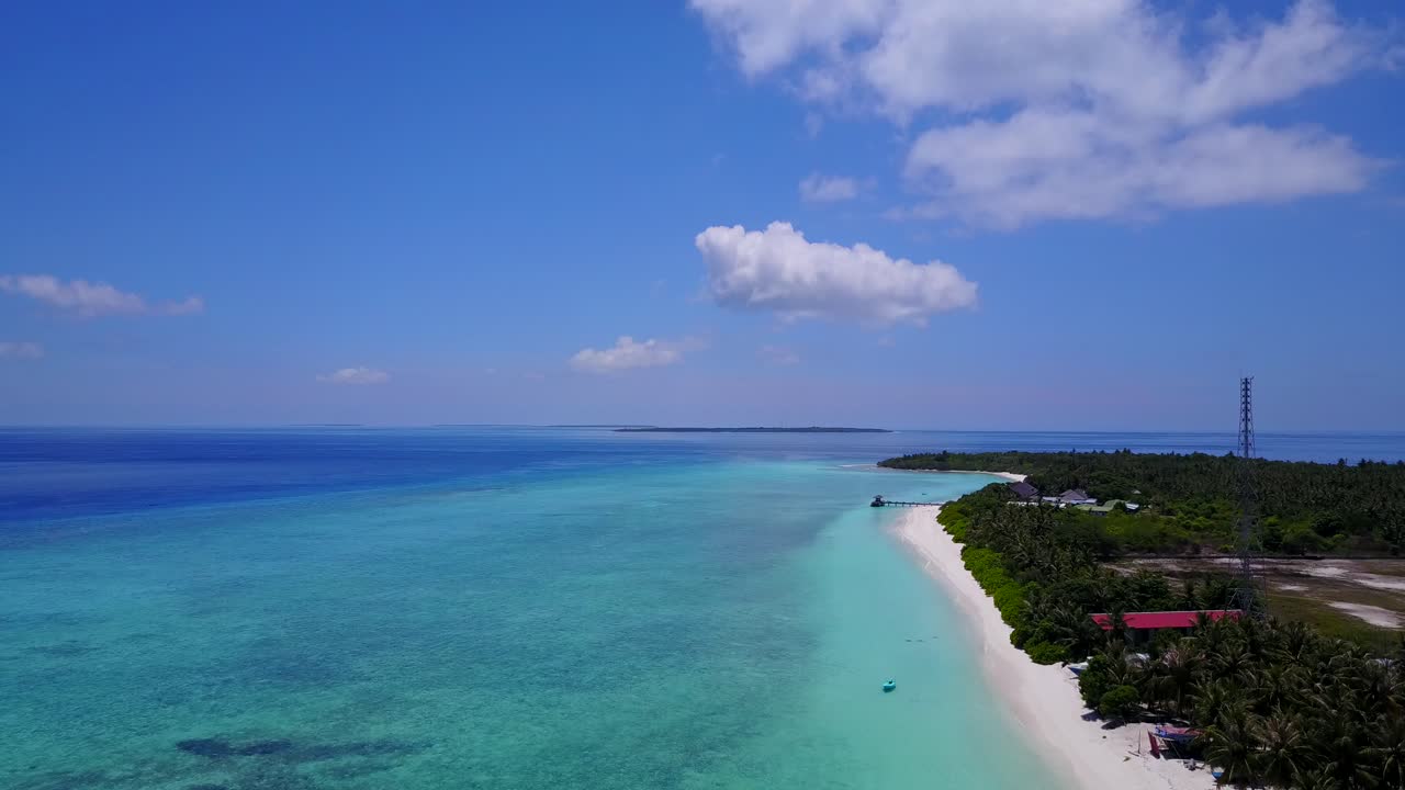 mar abierto azul profundo y turquesa en un día soleado