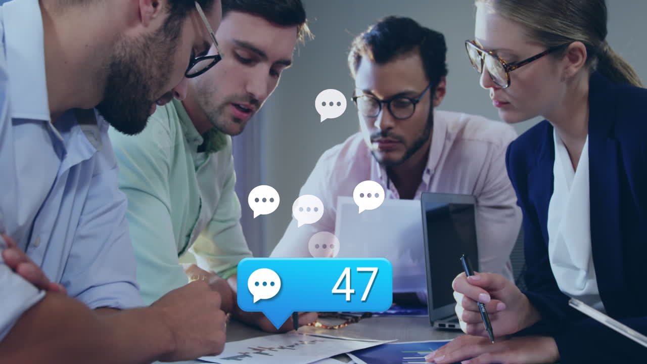 animación de iconos de mensajes con números crecientes sobre diversos colegas discutiendo en la oficina.