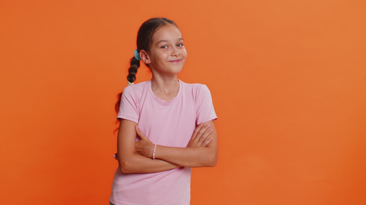 alegre divertida niña matona mostrando la lengua haciendo caras tontas haciendo tonterías bromeando burlándose
