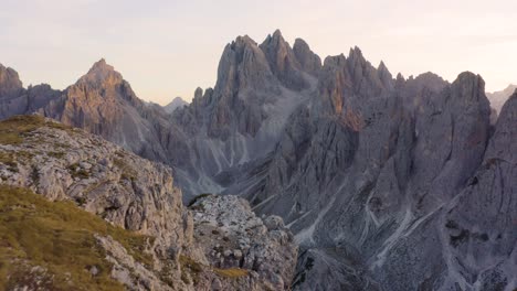 Hermosa-Toma-Aérea-Revela-Los-Picos-Montañosos-Del-Grupo-Cadini-En-Los-Dolomitas-Italianos