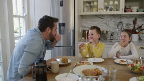todas las historias jugosas se comparten durante el desayuno