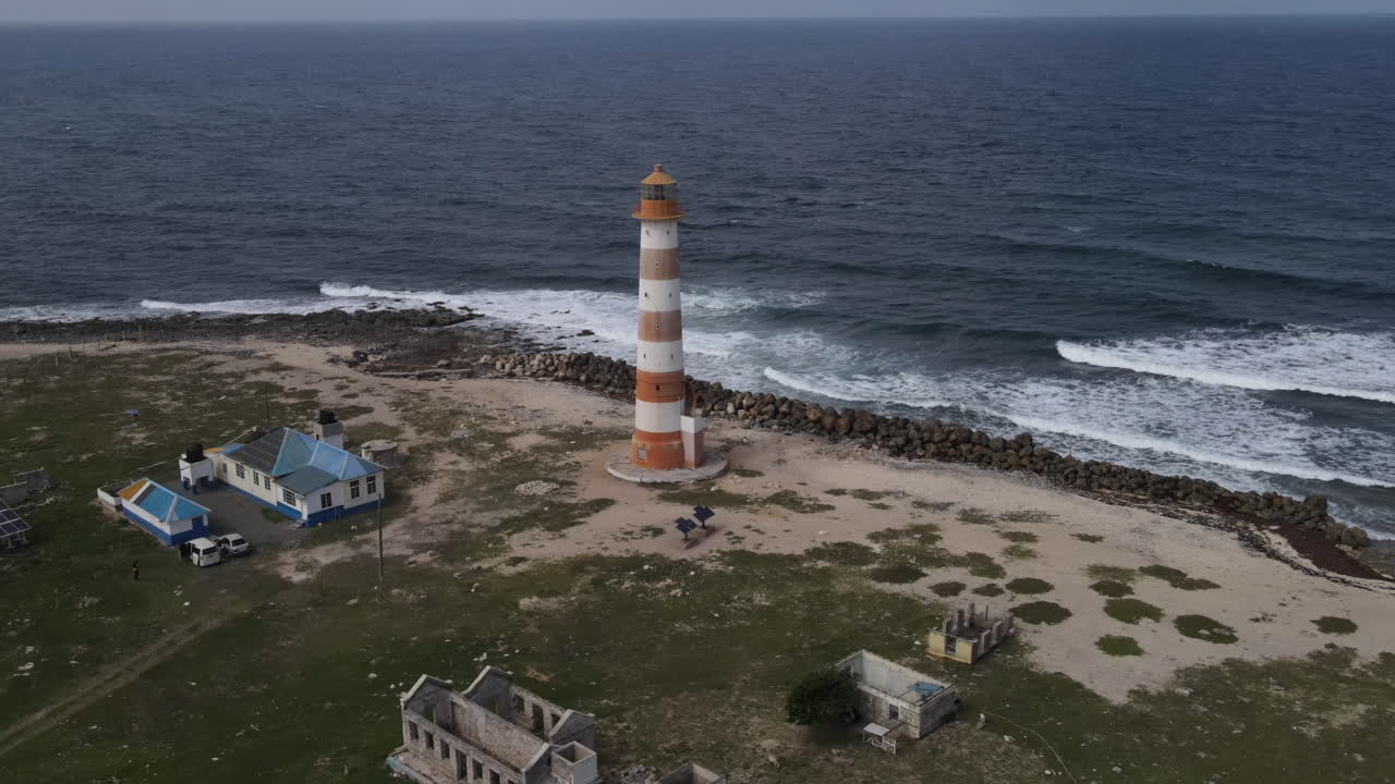 Ripresa cinematografica con drone dello storico Faro di Morant Point del 1841. Un monumento nazionale e la prima torre in ghisa del suo genere nell'emisfero occidentale, situato nella zona rurale di St. Thomas, Giamaica.