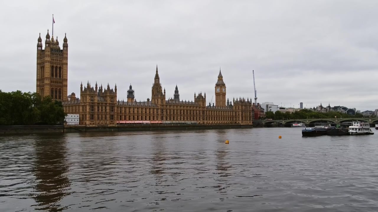 Iconica inquadratura ampia del Big Ben e del Parlamento Britannico a Londra lungo il fiume Tamigi, con il Westminster Bridge sullo sfondo