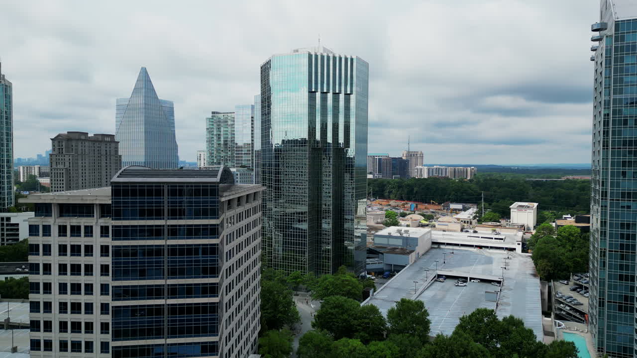 edificios modernos de gran altura en el centro de la ciudad con fachadas de vidrio que reflejan el entorno