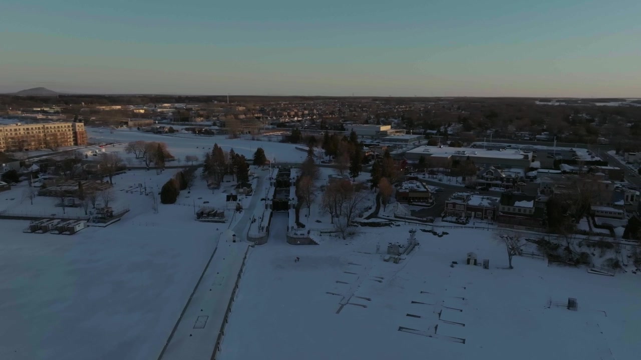 Drone in volo intorno al canale di Chambly, un sito storico del Canada in inverno, che mostra il sito e la costa del fiume Richelieu.