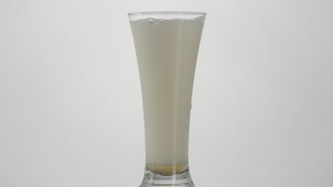 Vaso de cerveza con espuma