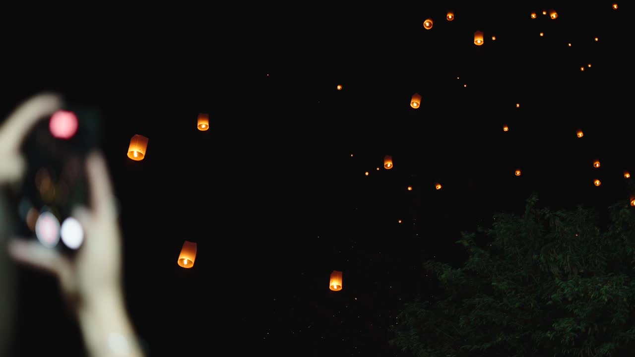 фестиваль фонарей в ночное небо