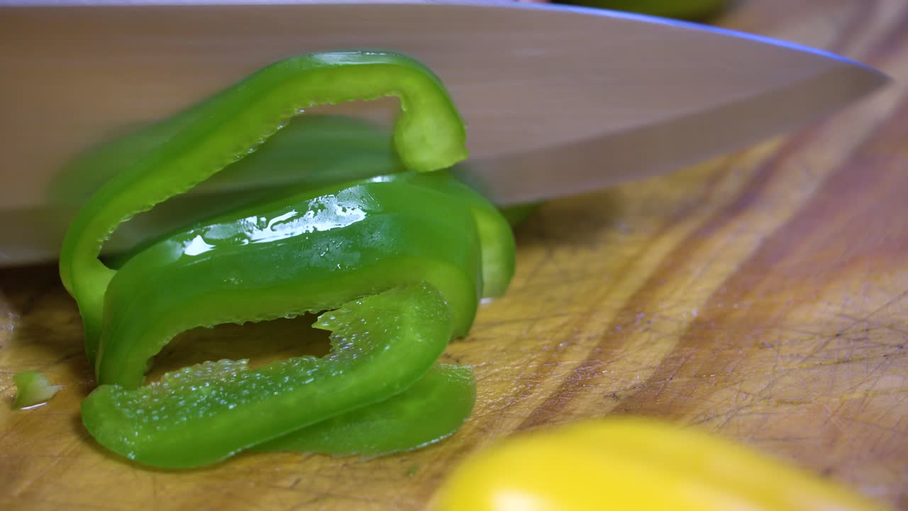 나무 보드 부엌 건강한 건강한 다이어트에 julienne에 피망을 슬라이스