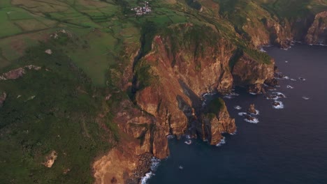 Costa-De-Alto-Acantilado-En-La-Isla-De-Flores-Azores-Durante-La-Puesta-De-Sol,-Aérea