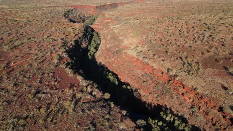 Dales-Gorge-Durante-La-Puesta-De-Sol-En-El-Parque-Nacional-Karijini-En-Australia-Occidental,-Antena-Inclinada-Hacia-Abajo