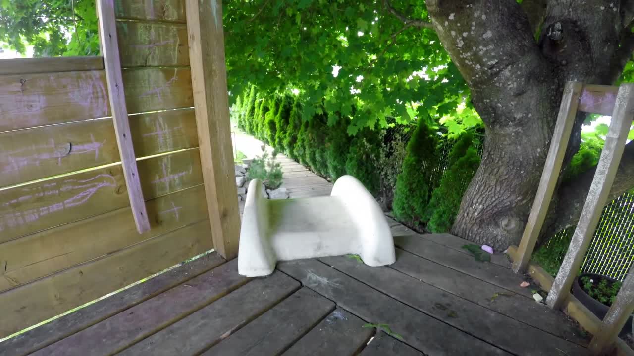 놀이터 4k에서 슬라이드를 미끄러지는 소년