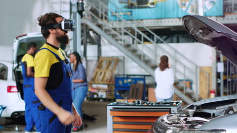 mecánico de automóviles utilizando la realidad virtual