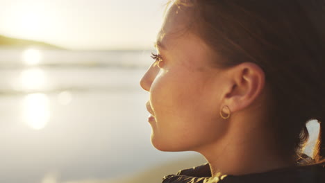 Strand,-Denkende-Und-Ruhige-Frau-Mit-Fitness