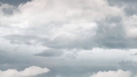 cielo azul con lluvia y nubes 4k