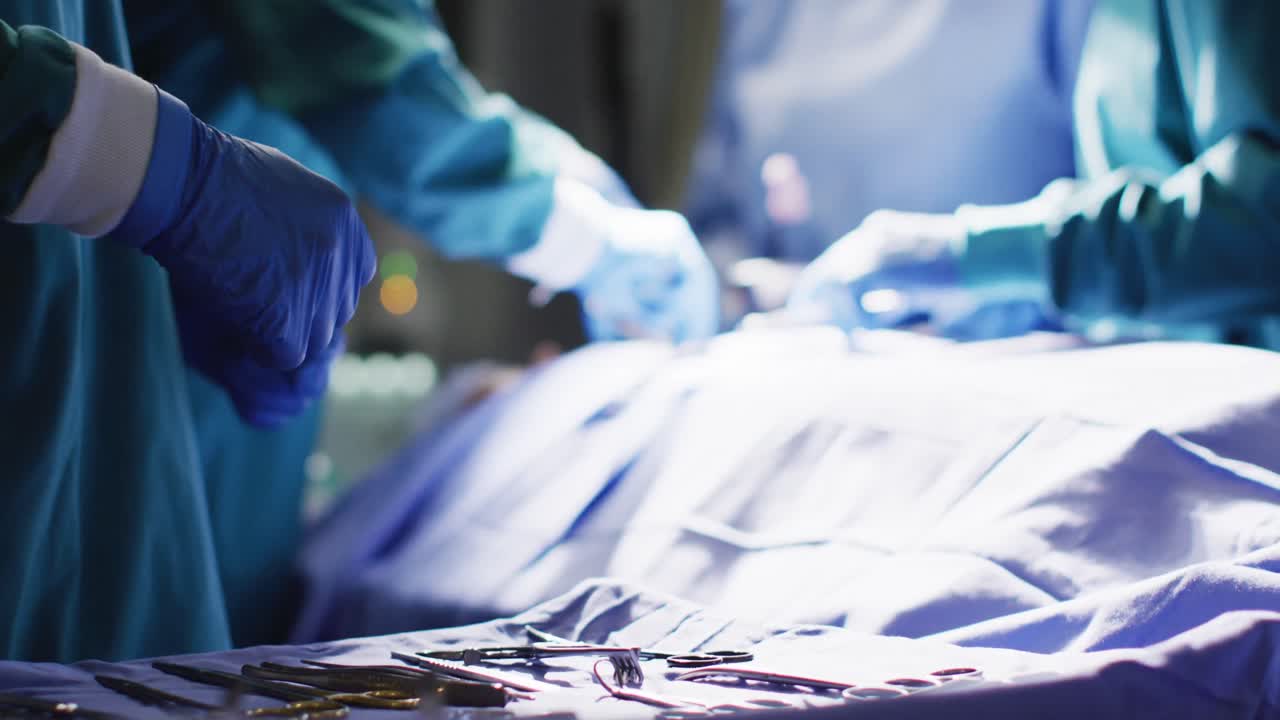 video de la sección media del asistente quirúrgico preparando instrumentos para durante la operación, espacio de copia