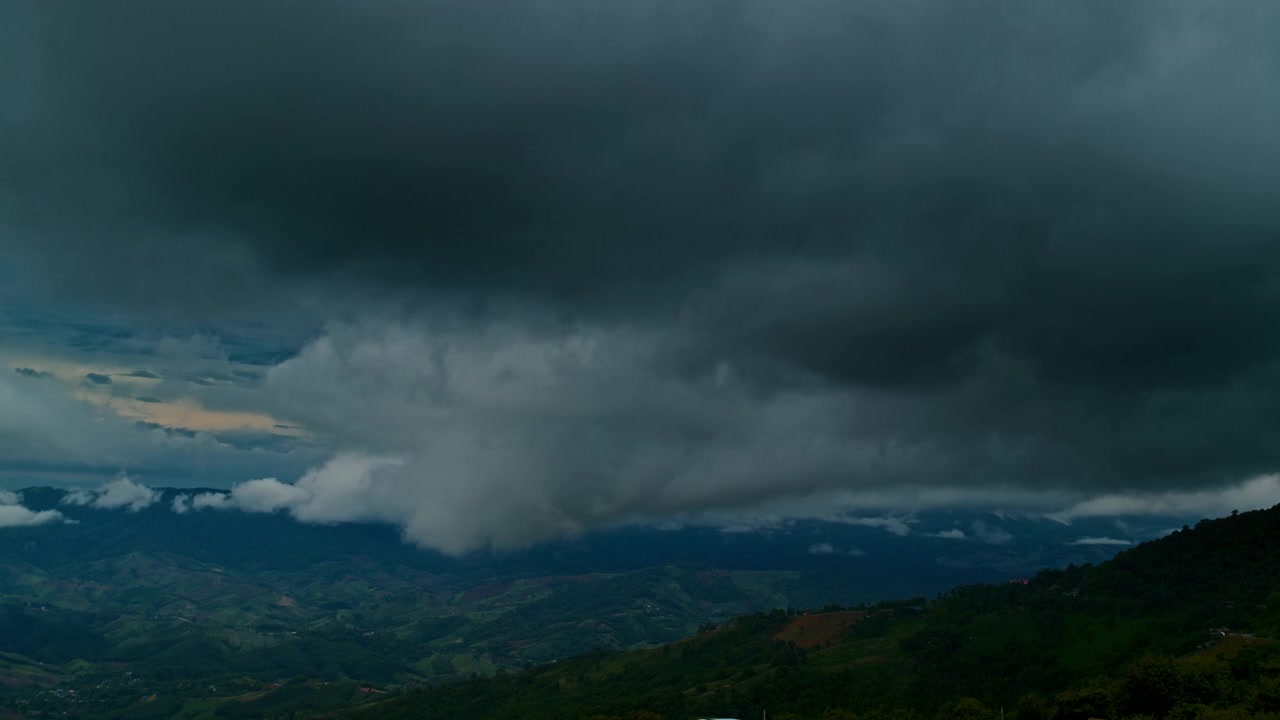Timelapse af stormskyer, der bevæger sig over en bjergkæde
