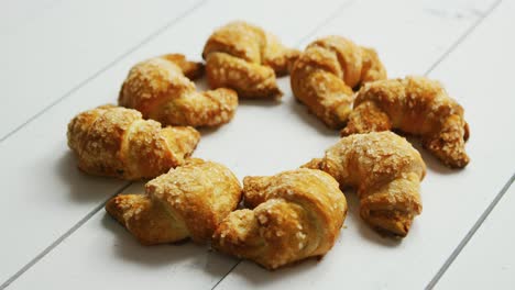 Frische-Croissants-Im-Kreis-Gelegt