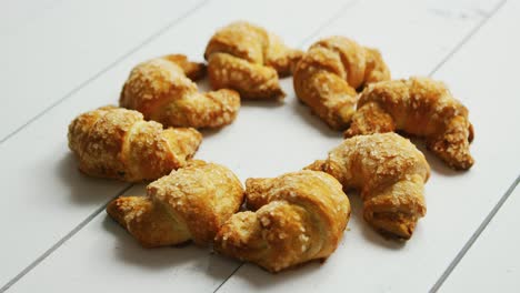 新鮮的 croissants 圓形裝置