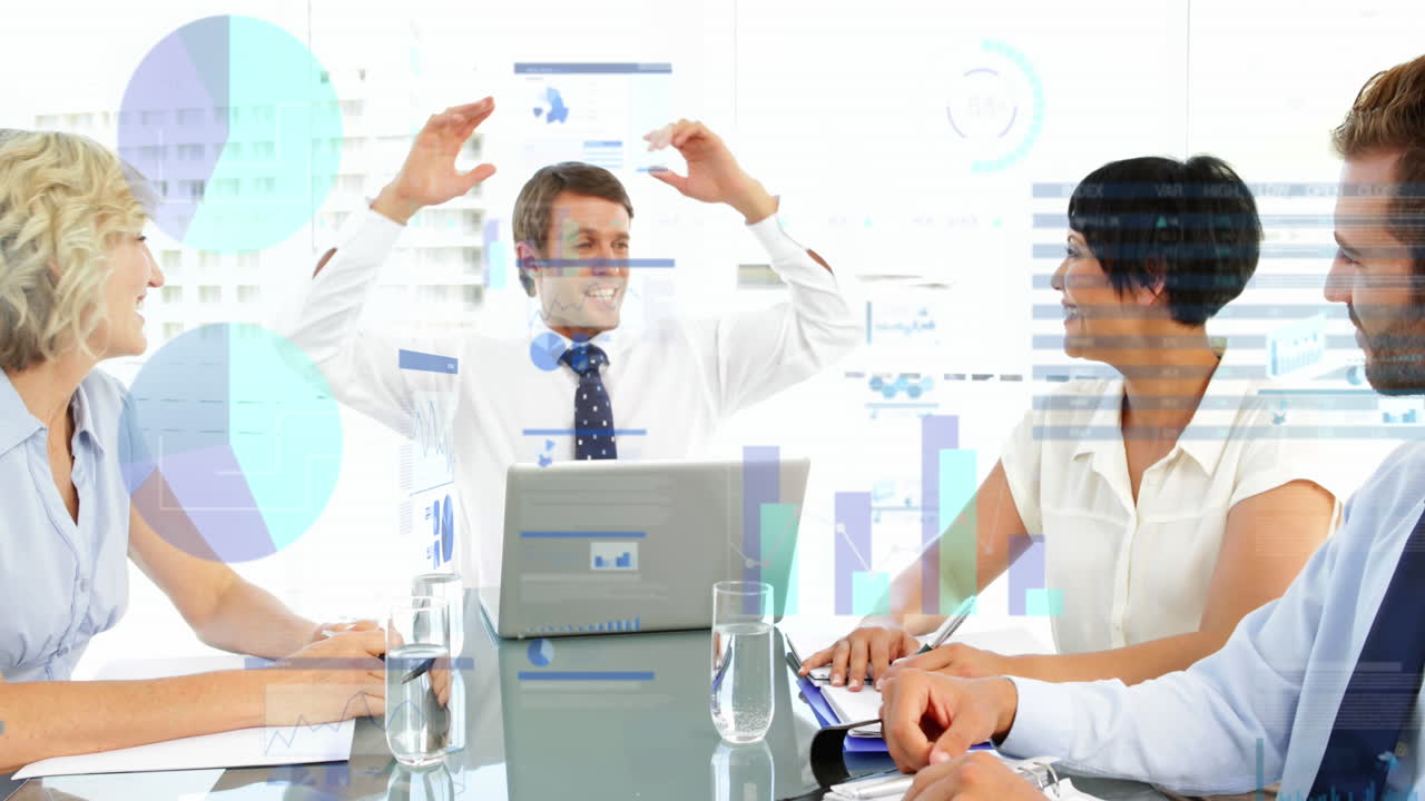 사무실에서 회의에서 토론하는 다양한 동료들에 대한 인포그래픽 인터페이스의 애니메이션