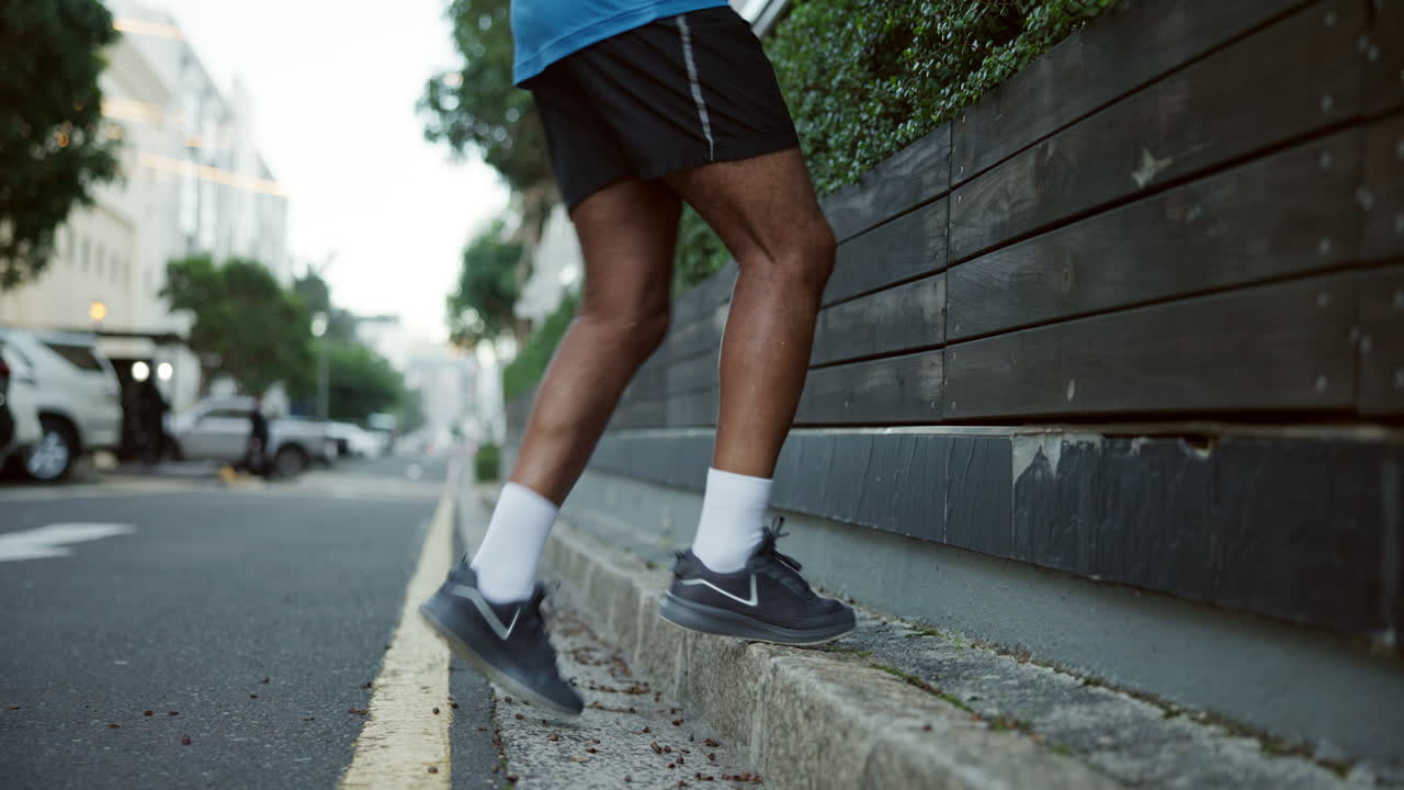 hombre corriendo por la calle