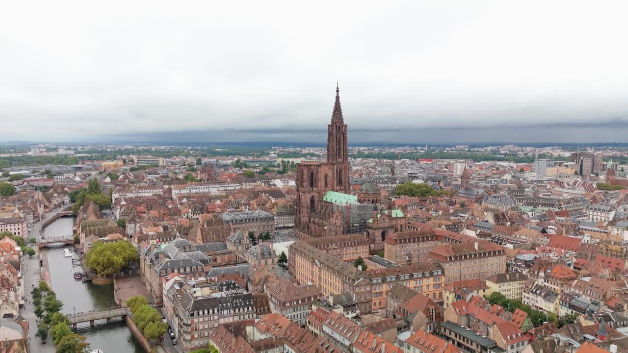 Clip aerea con drone della città di Strasburgo