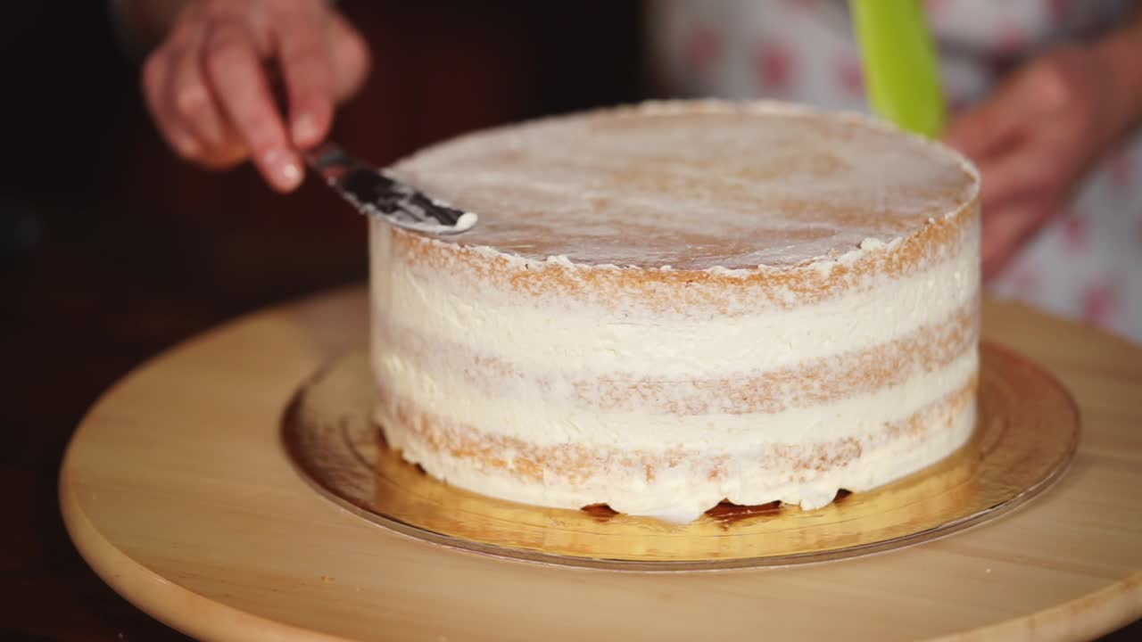 mujer decorando un pastel de capas
