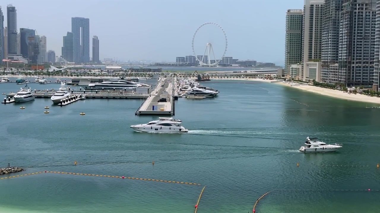 Một khung cảnh ngoạn mục của Dubai Marina và Dubai Harbour nhìn từ Palm Jumeirah.