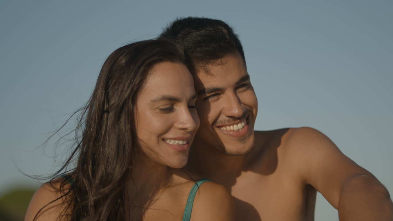 una pareja feliz en la playa.