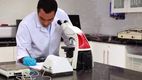 animación de fórmulas químicas sobre un trabajador de laboratorio masculino biracial usando el microscopio