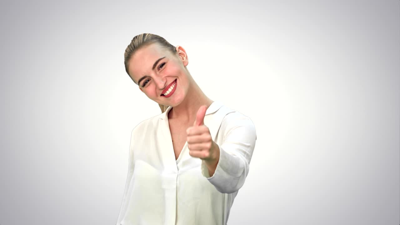 mujer feliz mostrando aprobación gesto de la mano pulgar hacia arriba y sonriendo en fondo blanco