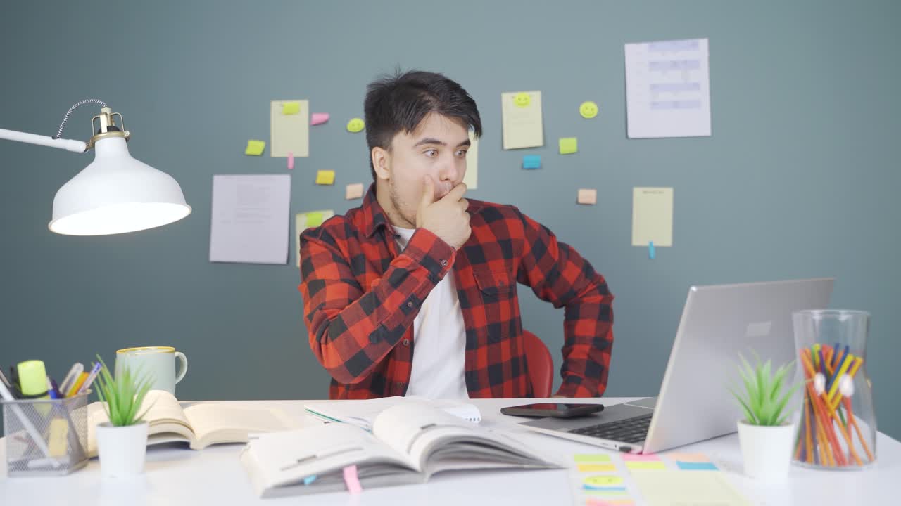el estudiante masculino que está sorprendido y feliz con las noticias.