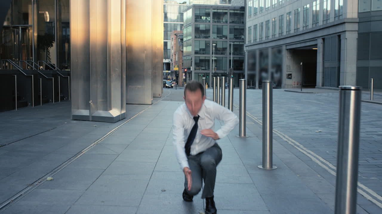 contemporáneo funky hombre de negocios caucásico bailarín de calle bailando freestyle en la ciudad