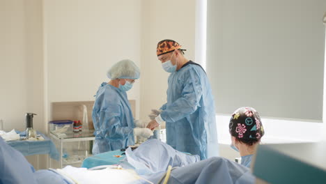 procedimiento quirúrgico en una sala de operaciones